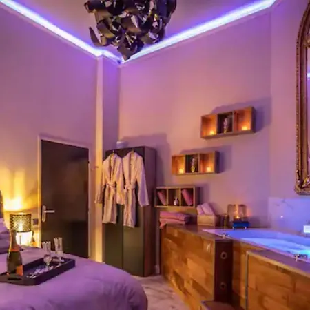 De Luxe Avec Jacuzzi Au Centre De Apartment